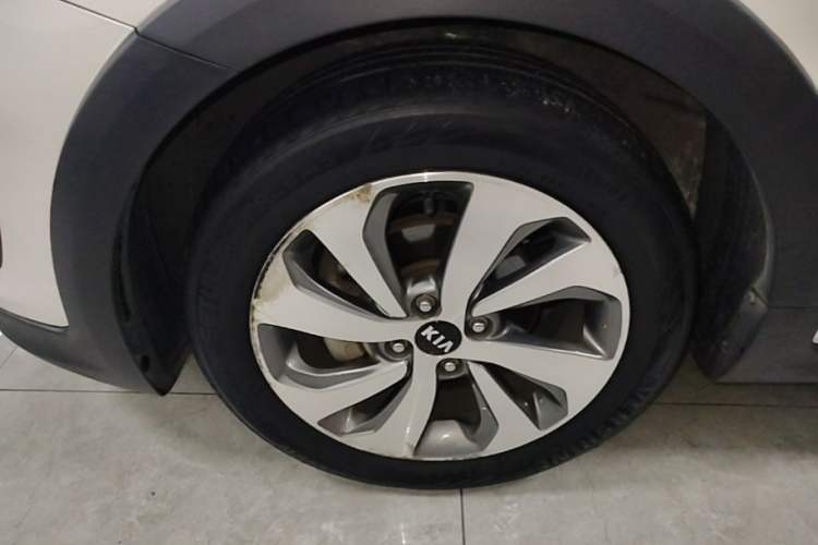 Used Kia KX Cross 2017 1.4L AT GLS Left Front Wheel Hub