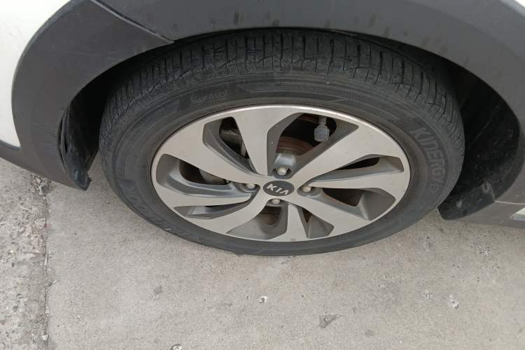 Used Kia KX Cross 2017 1.4L MT GLS Left Front Wheel Hub
