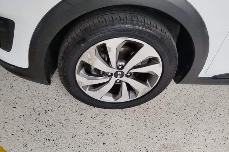 Used Kia KX Cross 2017 1.4L AT GLS Left Front Wheel Hub
