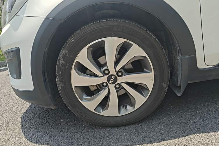Used Kia KX Cross 2017 1.4L AT GLS Left Front Wheel Hub