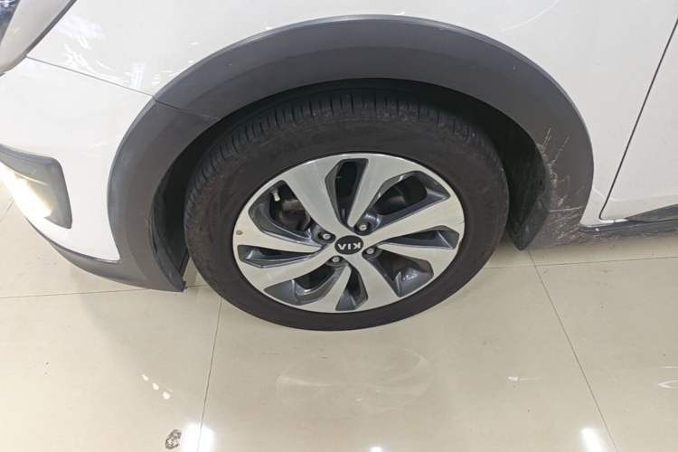 Used Kia KX Cross 2017 1.4L AT GLS Left Front Wheel Hub