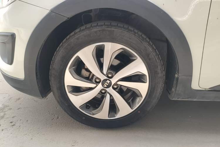 Used Kia KX Cross 2017 1.4L AT GLS Left Front Wheel Hub