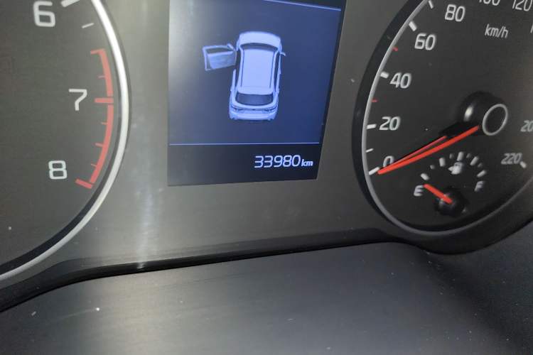 Used Kia KX Cross 2017 1.4L AT GLS Odometer Close Up