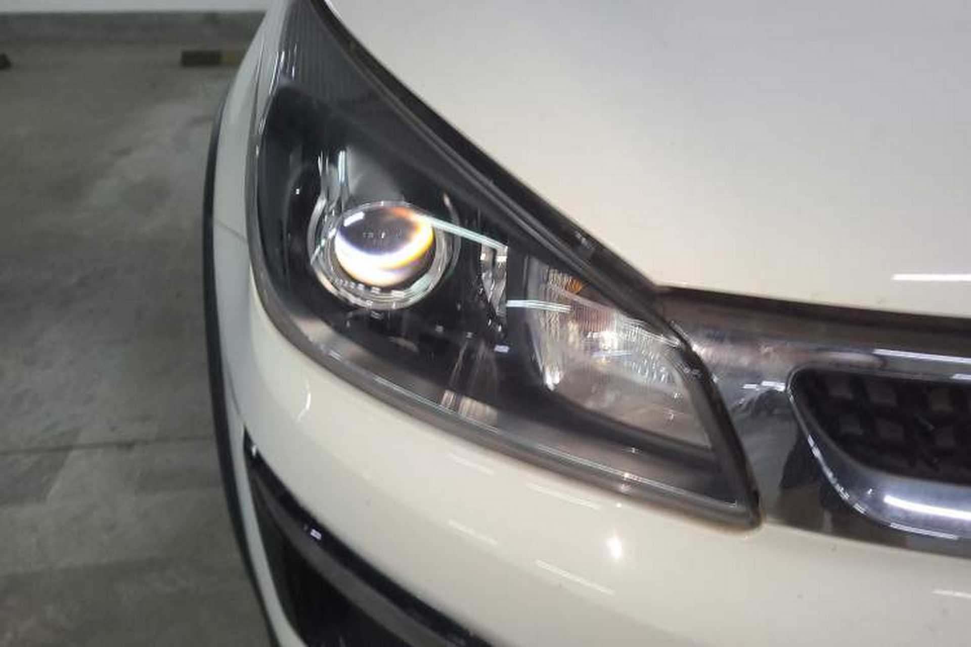 Used Kia KX Cross 2017 1.4L AT GLS Right Front Headlight