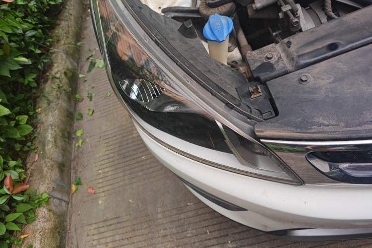 Used Kia KX Cross 2017 1.4L AT GLS Right Front Headlight
