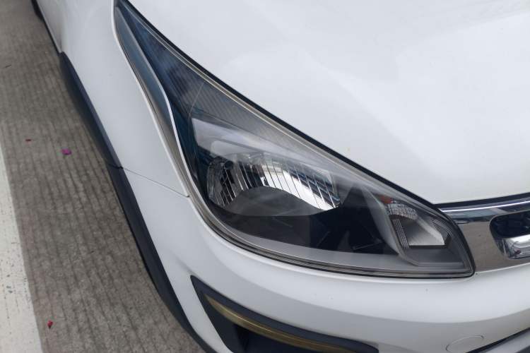 Used Kia KX Cross 2017 1.4L AT GLS Right Front Headlight