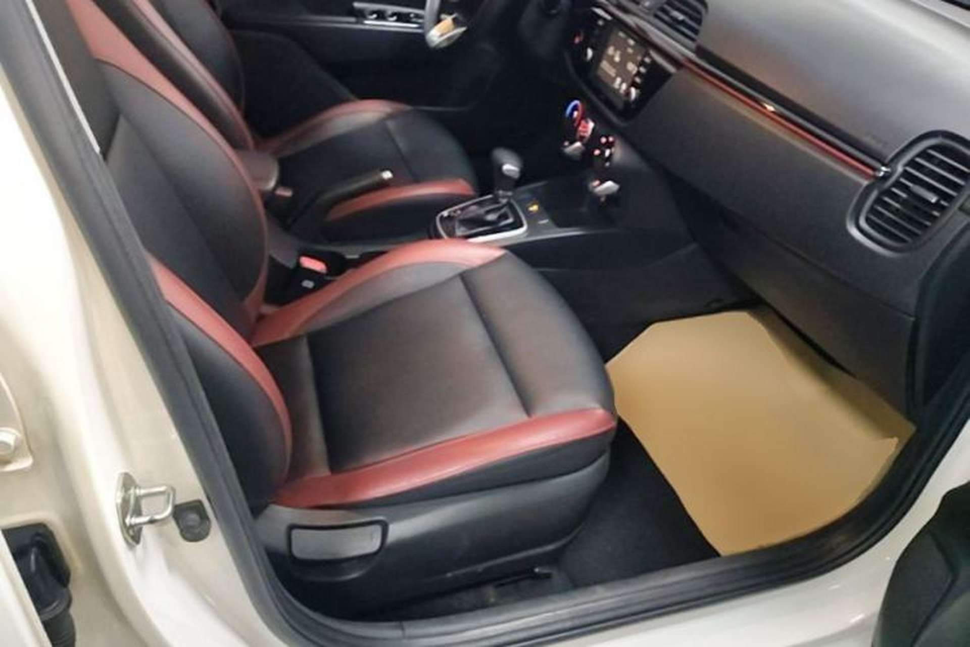 Used Kia KX Cross 2017 1.4L AT GLS Right Front Seat