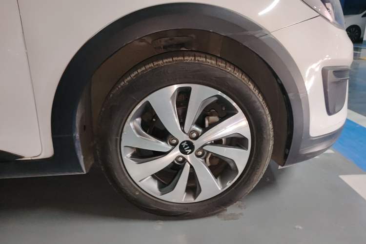 Used Kia KX Cross 2017 1.4L AT GLS Right Front Wheel Hub