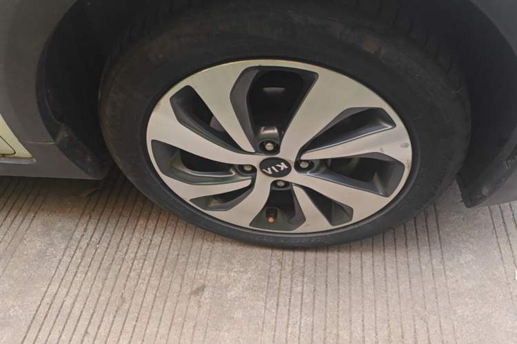 Used Kia KX Cross 2017 1.4L AT GLS Right Front Wheel Hub