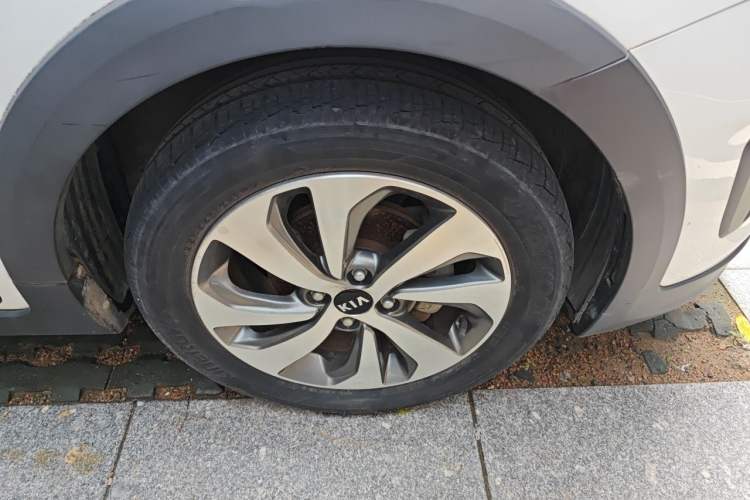 Used Kia KX Cross 2017 1.4L AT GLS Right Front Wheel Hub
