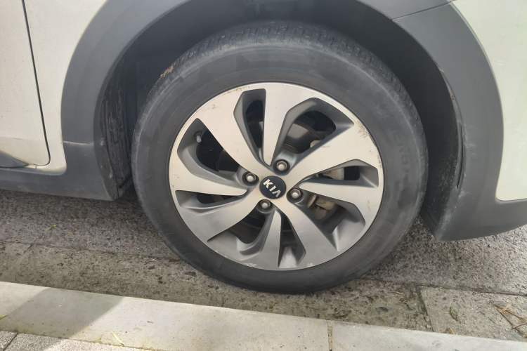 Used Kia KX Cross 2017 1.4L AT GLS Right Front Wheel Hub