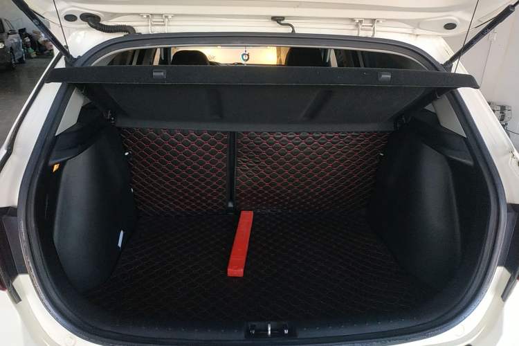 Used Kia KX Cross 2017 1.4L AT GLS Trunk