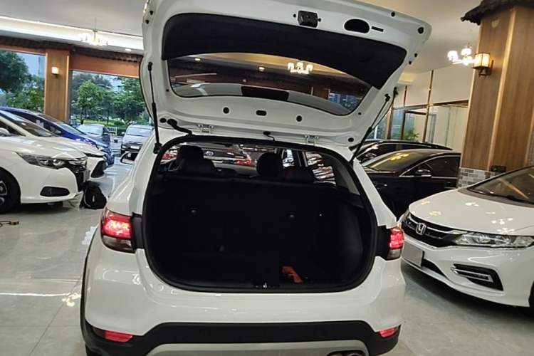 Used Kia KX Cross 2017 1.4L AT GLS Trunk
