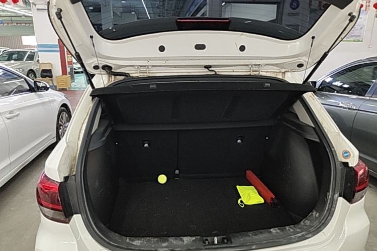 Used Kia KX Cross 2017 1.4L AT GLS Trunk