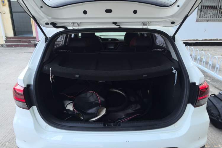 Used Kia KX Cross 2017 1.4L AT GLS Trunk