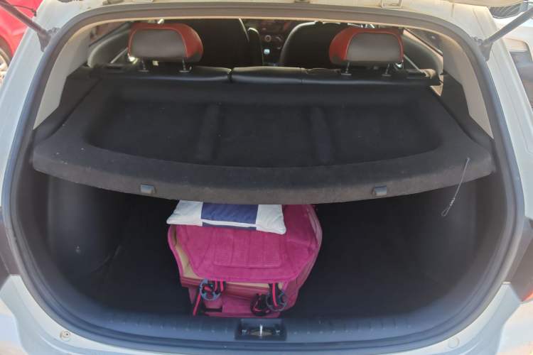 Used Kia KX Cross 2017 1.4L MT GLS Trunk