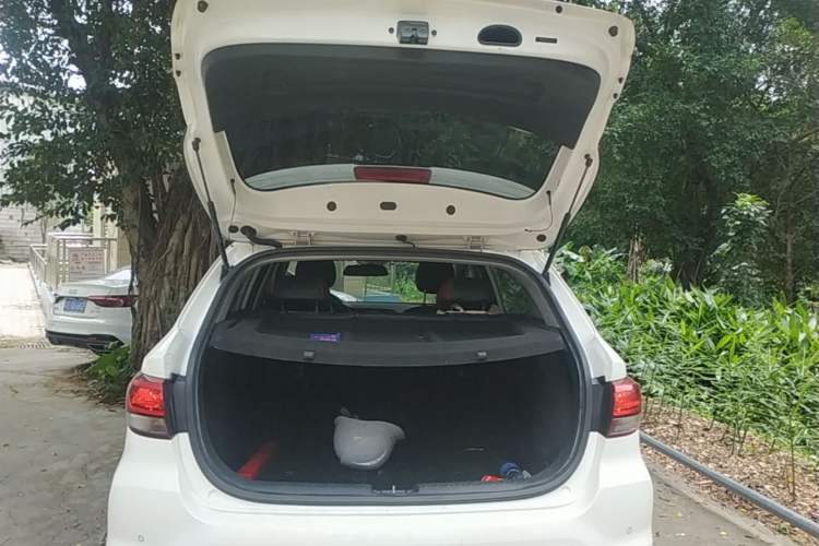Used Kia KX Cross 2017 1.4L AT GLS Trunk