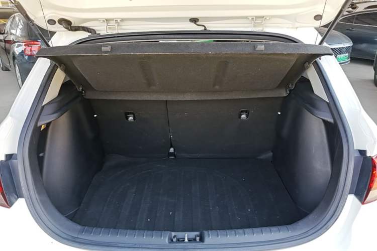 Used Kia KX Cross 2017 1.4L AT GLS Trunk