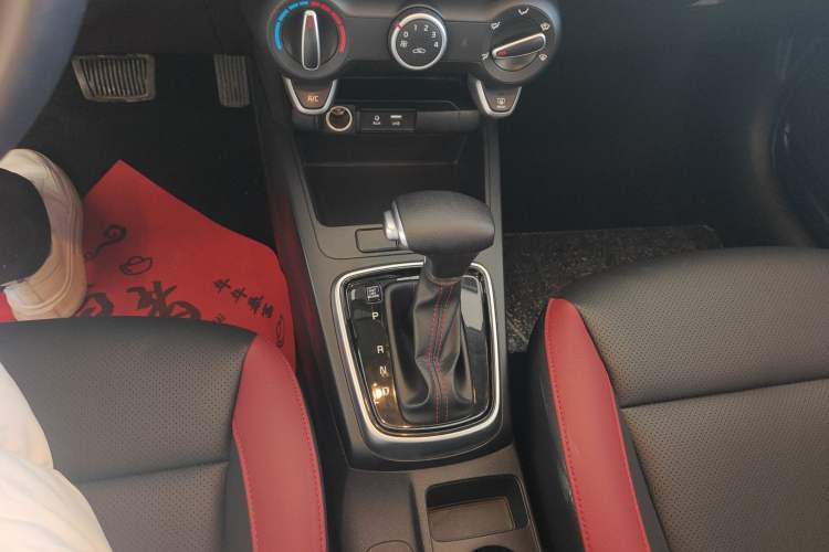 Used Kia KX Cross 2018 1.6L Automatic Dynamic Sunroof Version Gear Lever