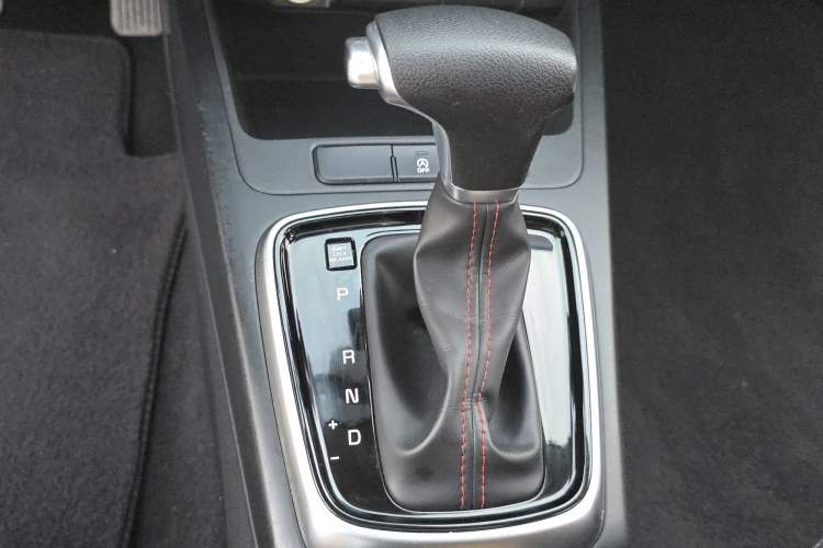 Used Kia KX Cross 2018 1.6L Automatic Dynamic Sunroof Version Gear Lever