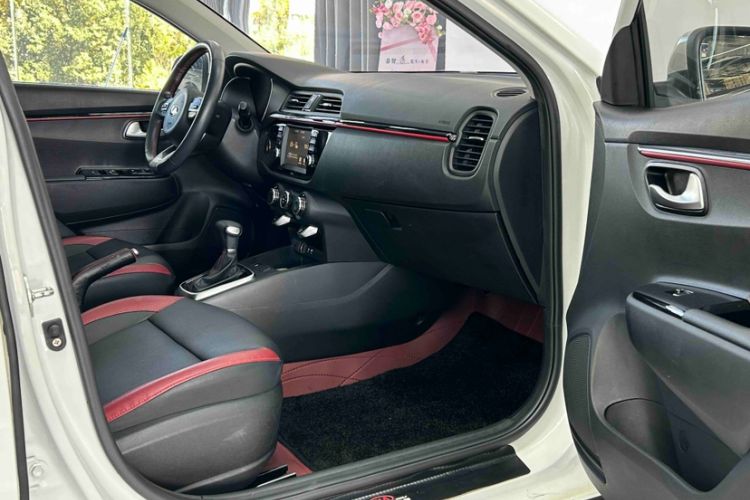 Used Kia KX Cross 2018 1.6L Automatic Dynamic Sunroof Version Interior 9