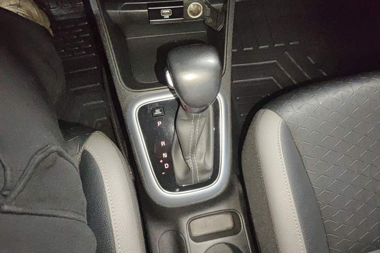 Used Kia kx1 Stonic 2019 1.4L Automatic Sport Edition China VI Gear Lever