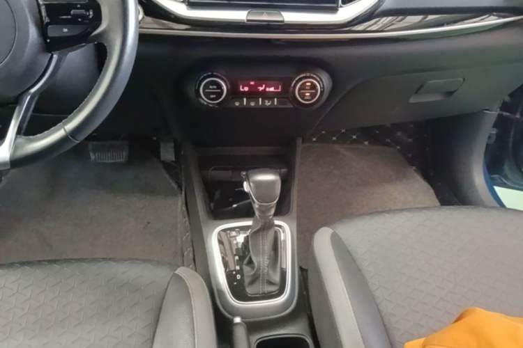 Used Kia kx1 Stonic 2019 1.4L Automatic Fun Edition China V Standard Gear Lever