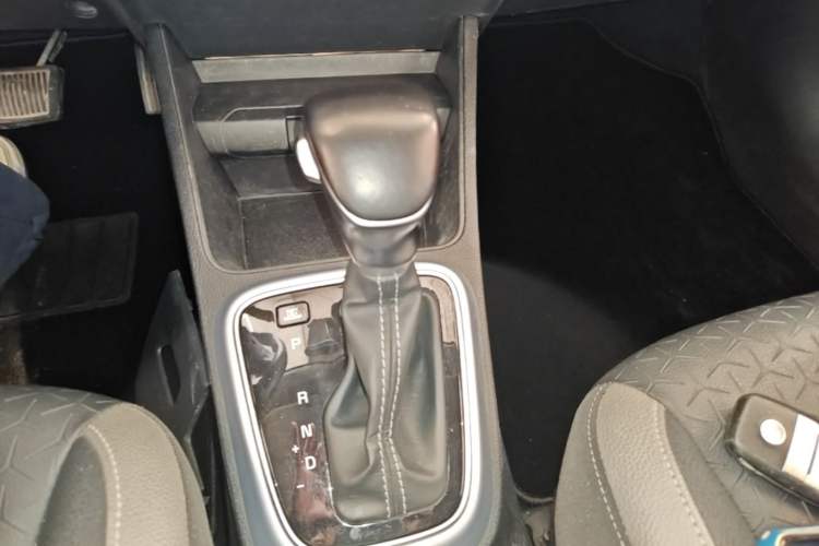 Used Kia kx1 Stonic 2019 1.4L Automatic Sport Edition China VI Gear Lever