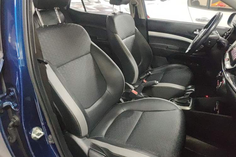 Used Kia kx1 Stonic 2019 1.4L Automatic Sport Edition China VI Right Front Seat