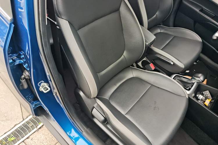 Used Kia kx1 Stonic 2019 1.4L Automatic Sport Edition China VI Right Front Seat