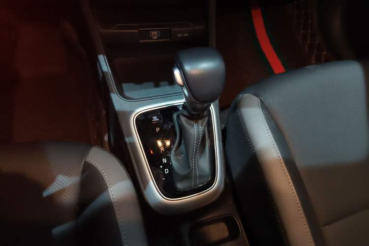 Used Kia kx1 Stonic 2019 1.4L Automatic Fun Edition China VI Gear Lever