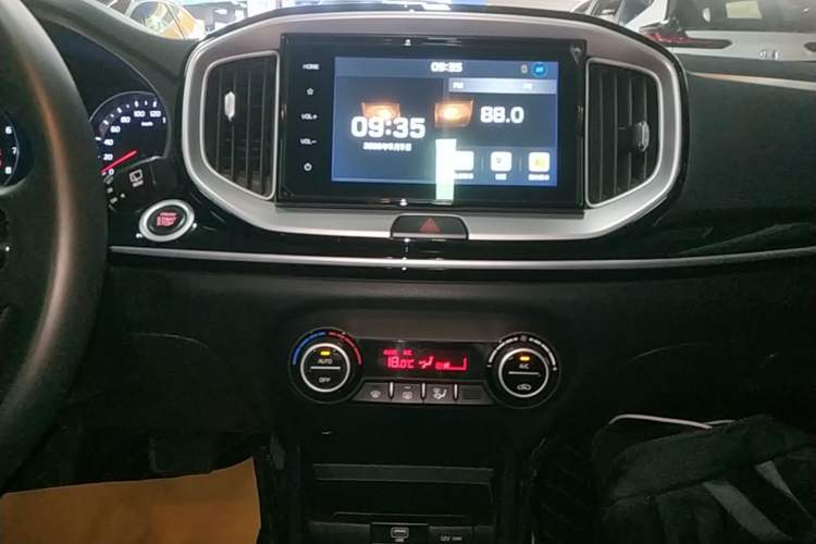 Used Kia kx1 Stonic 2019 1.4L Automatic Fun Edition China V Standard Audio And AC Panel