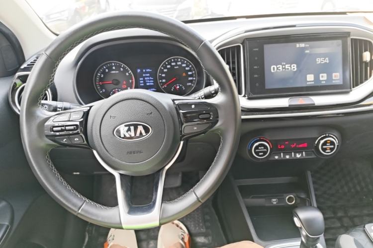 Used Kia kx1 Stonic 2019 1.4L Automatic Sport Edition China VI Center Console