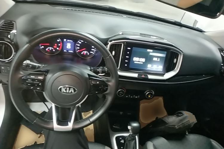 Used Kia kx1 Stonic 2019 1.4L Automatic Sport Edition China VI Center Console