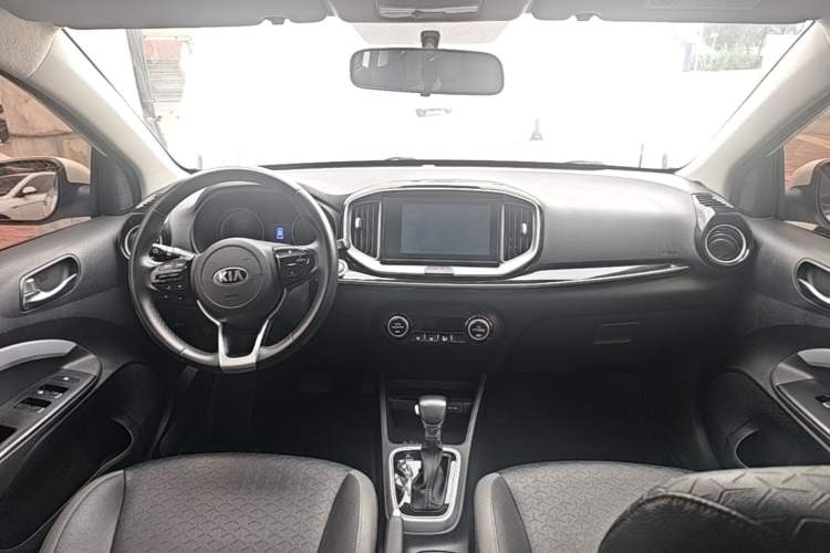 Used Kia kx1 Stonic 2019 1.4L Automatic Sport Edition China VI Center Console