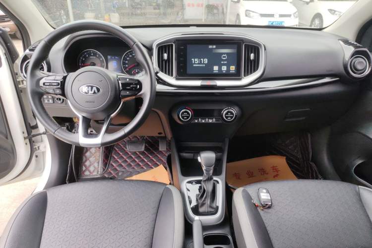 Used Kia kx1 Stonic 2019 1.4L Automatic Sport Edition China VI Center Console