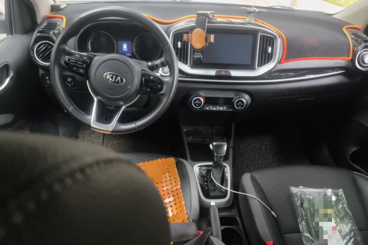 Used Kia kx1 Stonic 2019 1.4L Automatic Fun Edition China VI Center Console