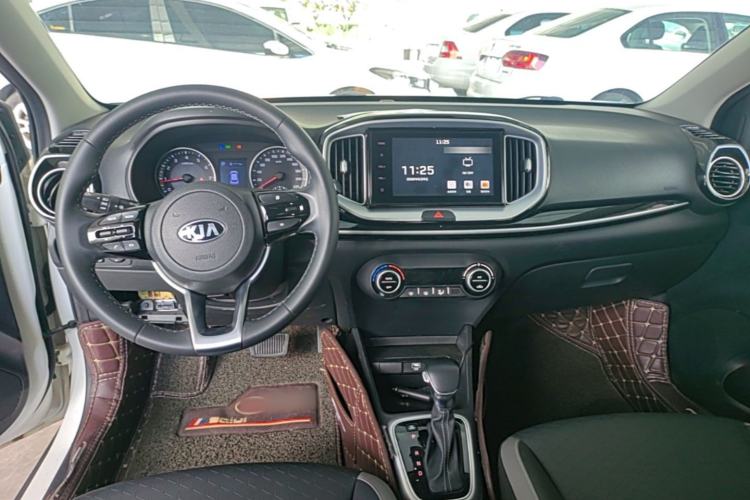 Used Kia kx1 Stonic 2019 1.4L Automatic Sport Edition China VI Center Console