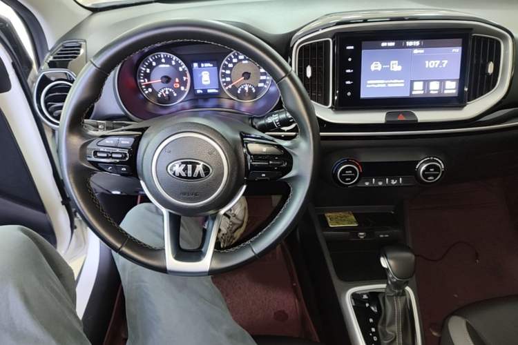 Used Kia kx1 Stonic 2019 1.4L Automatic Fun Edition China VI Center Console