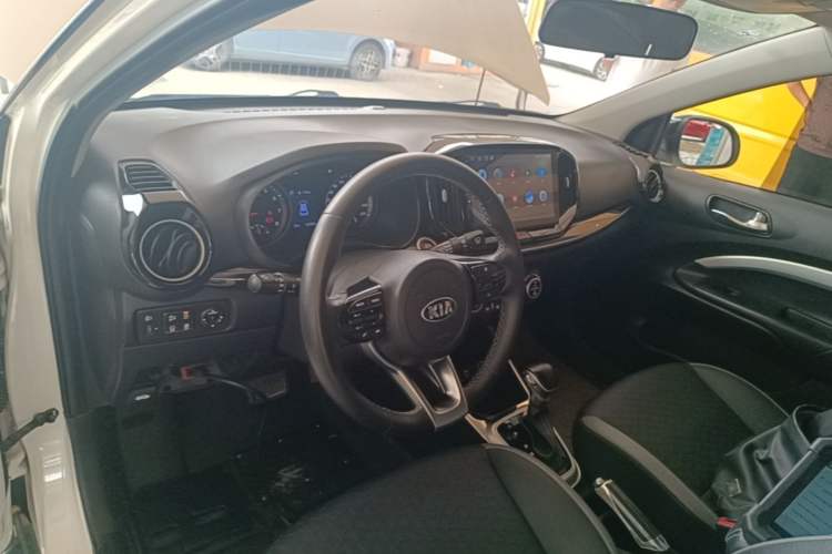 Used Kia kx1 Stonic 2019 1.4L Automatic Sport Edition China VI Center Console