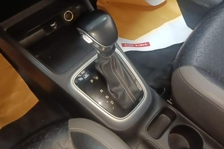 Used Kia kx1 Stonic 2019 1.4L Automatic Fun Edition China V Standard Gear Lever