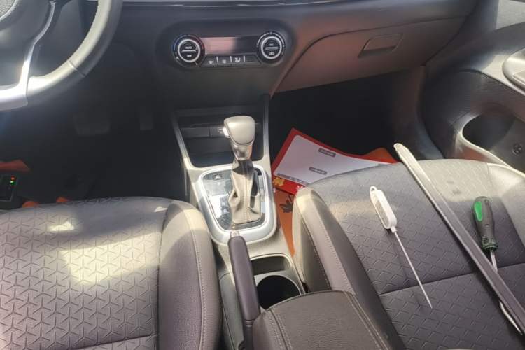 Used Kia kx1 Stonic 2019 1.4L Automatic Sport Edition China VI Gear Lever