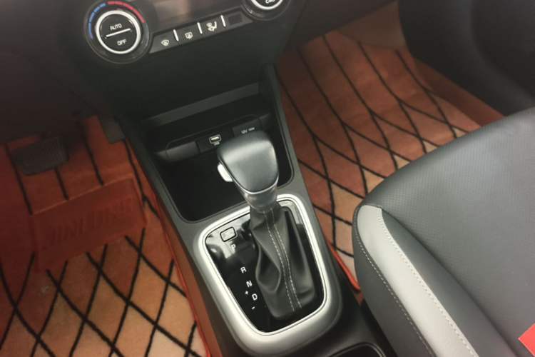 Used Kia kx1 Stonic 2019 1.4L Automatic Sport Edition China VI Gear Lever