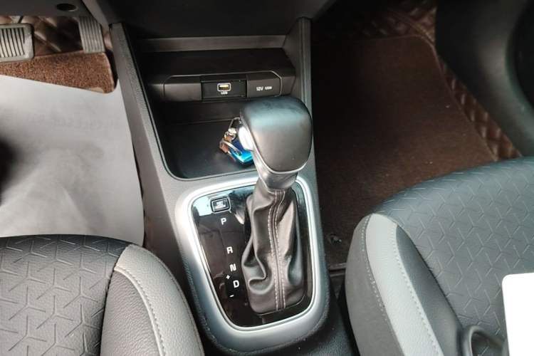 Used Kia kx1 Stonic 2019 1.4L Automatic Sport Edition China VI Gear Lever