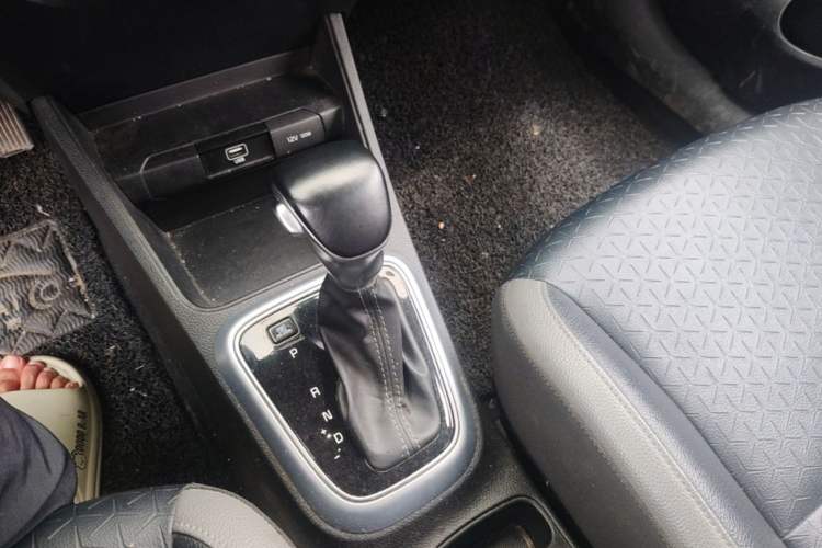 Used Kia kx1 Stonic 2019 1.4L Automatic Sport Edition China VI Gear Lever