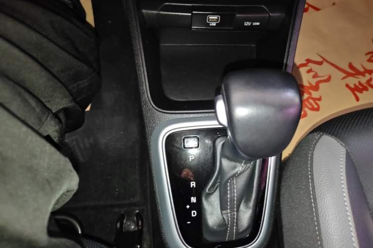 Used Kia kx1 Stonic 2019 1.4L Automatic Sport Edition China VI Gear Lever