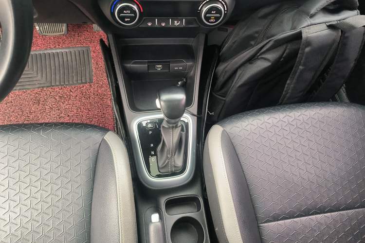 Used Kia kx1 Stonic 2019 1.4L Automatic Fun Edition China V Standard Gear Lever