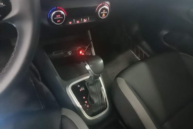 Used Kia kx1 Stonic 2019 1.4L Automatic Fun Edition China V Standard Gear Lever