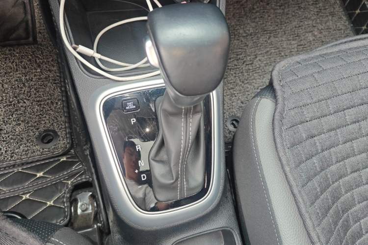 Used Kia kx1 Stonic 2019 1.4L Automatic Sport Edition China VI Gear Lever