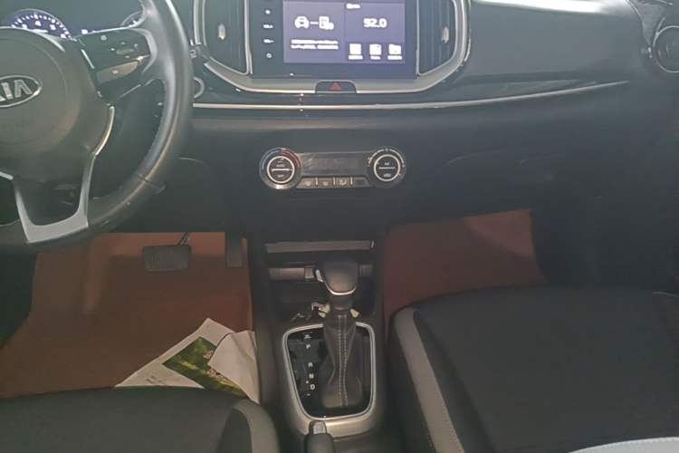 Used Kia kx1 Stonic 2019 1.4L Automatic Sport Edition China VI Gear Lever